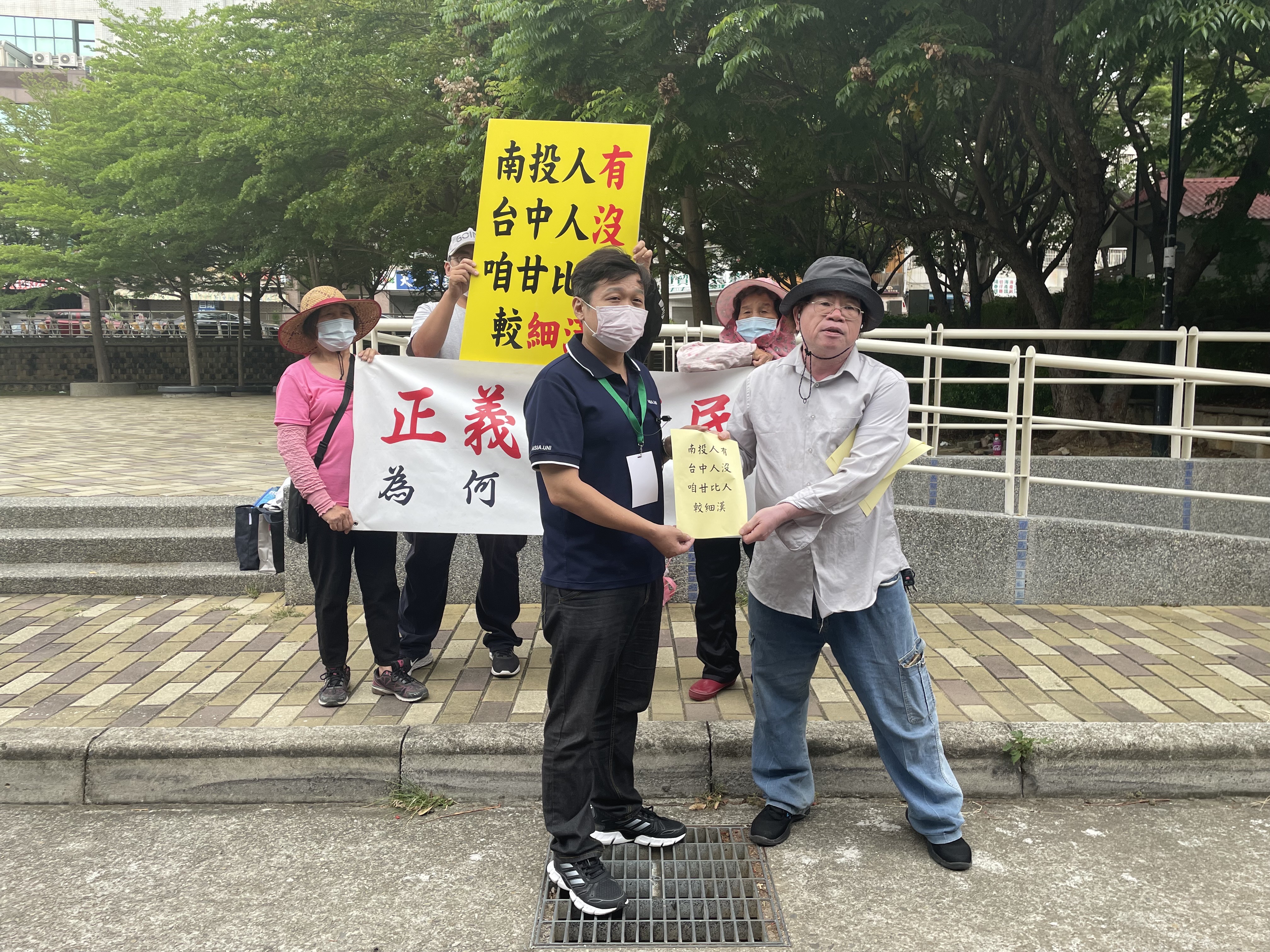 台中「信賴台灣之友會」成立大會農夫攔轎陳情