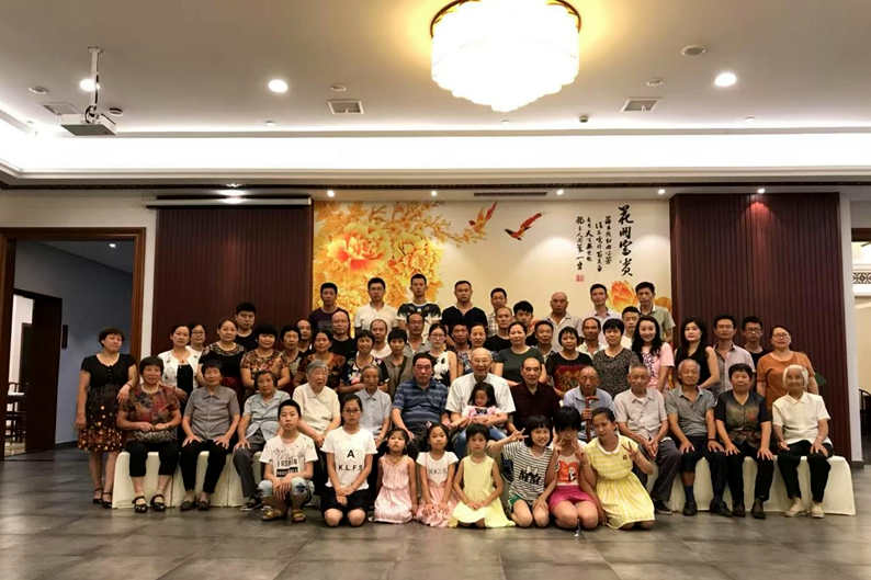 「爺爺，我又替您回家了！」浙江奉化安岩村口的親人匯聚故事