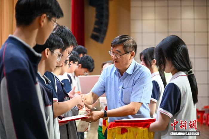 台商吳發彬累計向黃岩多所中學捐贈資金65萬餘元