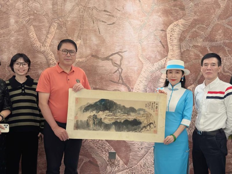 余淑琴出示張大千贈方天寶潑墨山水畫真跡