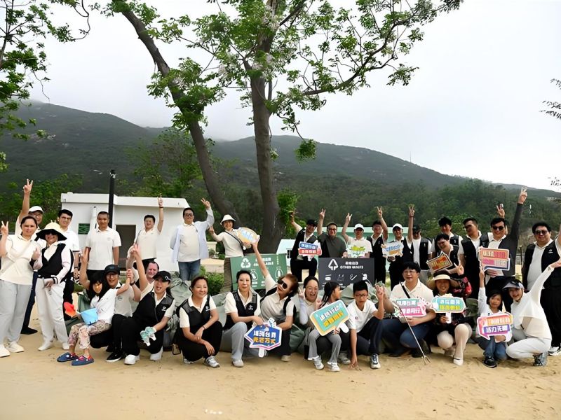 珠海「彎腰護海岸，兩岸共淨灘」