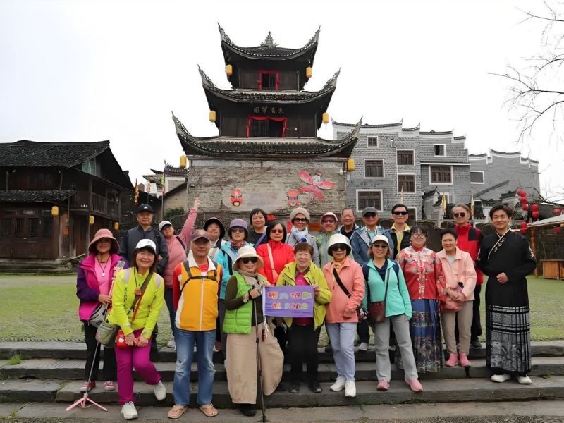 22位平均年齡超66歲的台灣「銀發團」他們穿行於古城