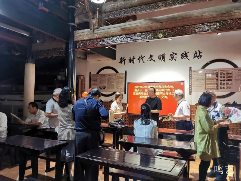 廈門康氏宗親會晤 贈畫強化閩台情誼